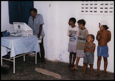 Eleitores do interior de Pernambuco aprendem a votar na urna eletrônica, para as eleições de 1998