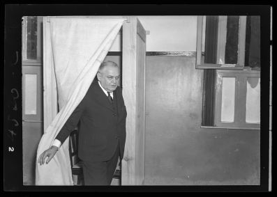 Presidente José Linhares (1945 - 1946) saindo da cabine de votação após depositar seu voto na urna