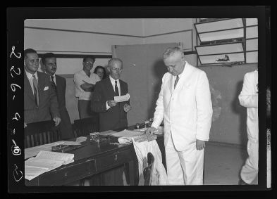Presidente Eurico Gaspar Dutra (1946-1950 vota nas eleições para vereadores do Distrito Federal, Rio de Janeiro, RJ.