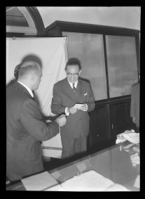 Presidente Café Filho vota nas eleições de 1955