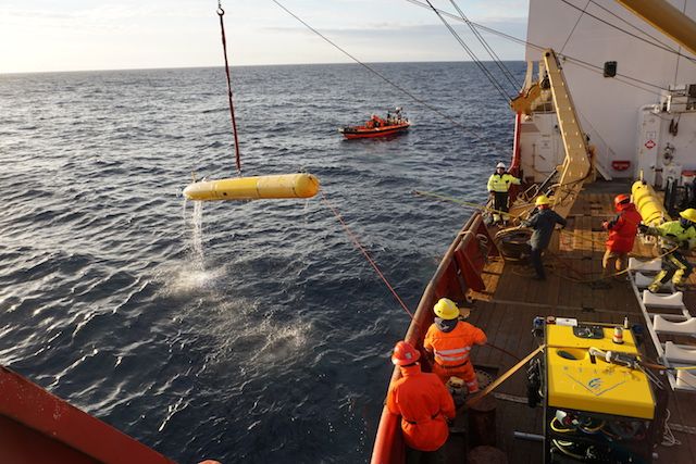 Um veículo submarino autônomo é recuperado após completar uma missão de mapeamento do fundo do mar no Oceano Ártico