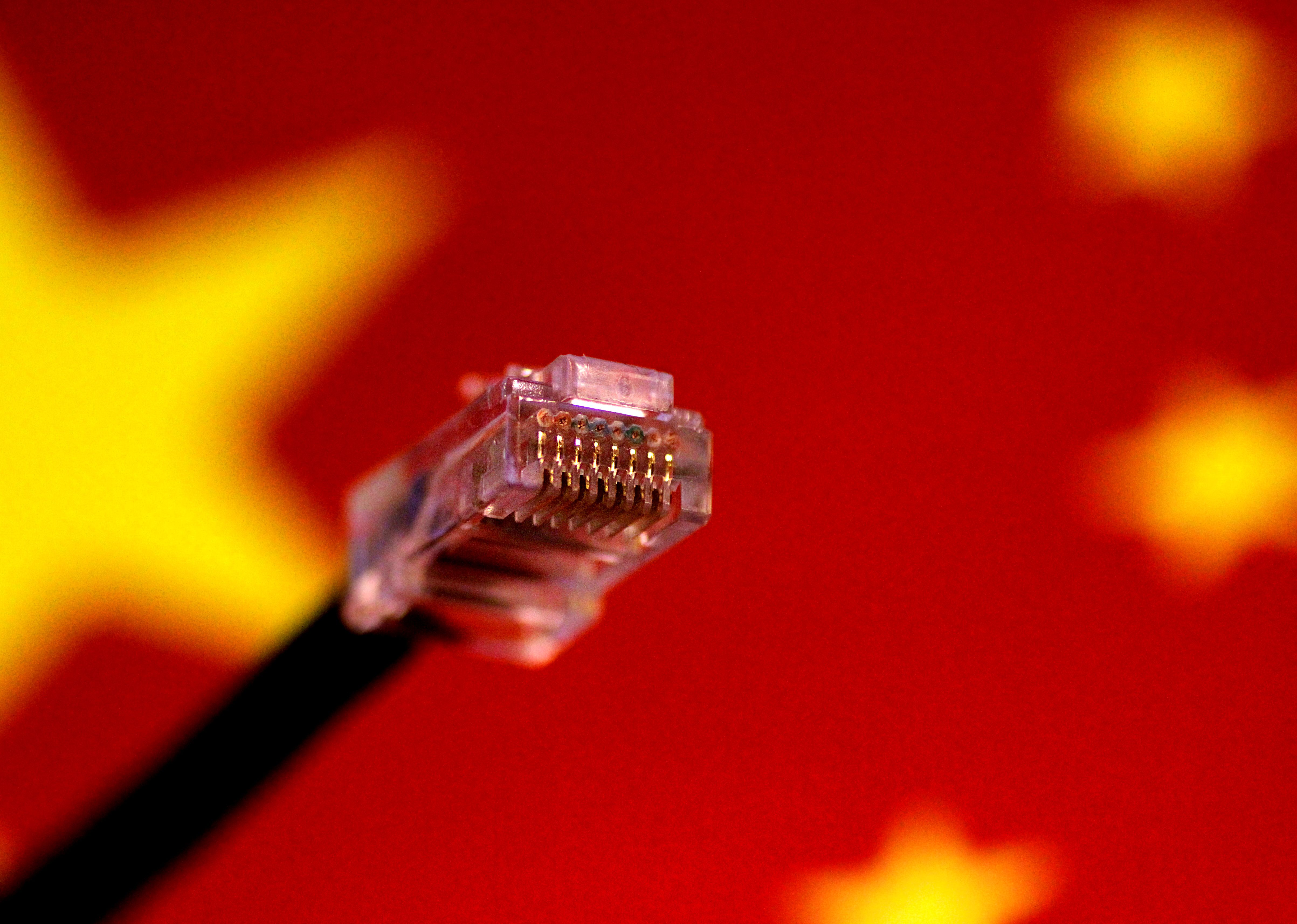 Cabo de internet em frente à bandeira chinesa