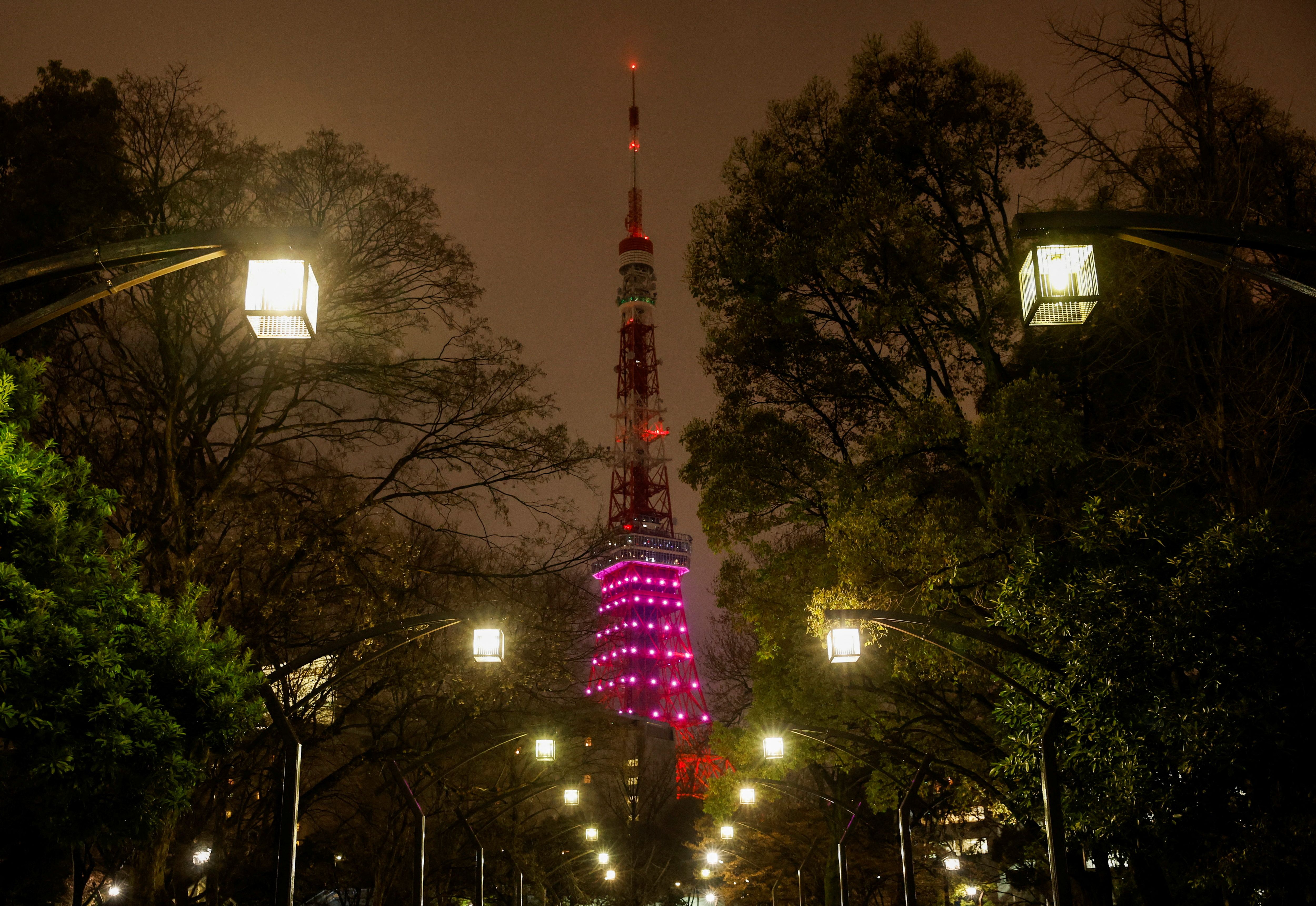 Torre de Tóquio iluminada pela metade após pedido do governo por economia de energia