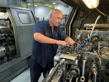 Trabalhador opera máquina de corte de metal na fábrica da Gent Machine Co. em Cleveland, Ohio, EUA, 26 de maio de 2021. REUTERS/Timothy Aeppel