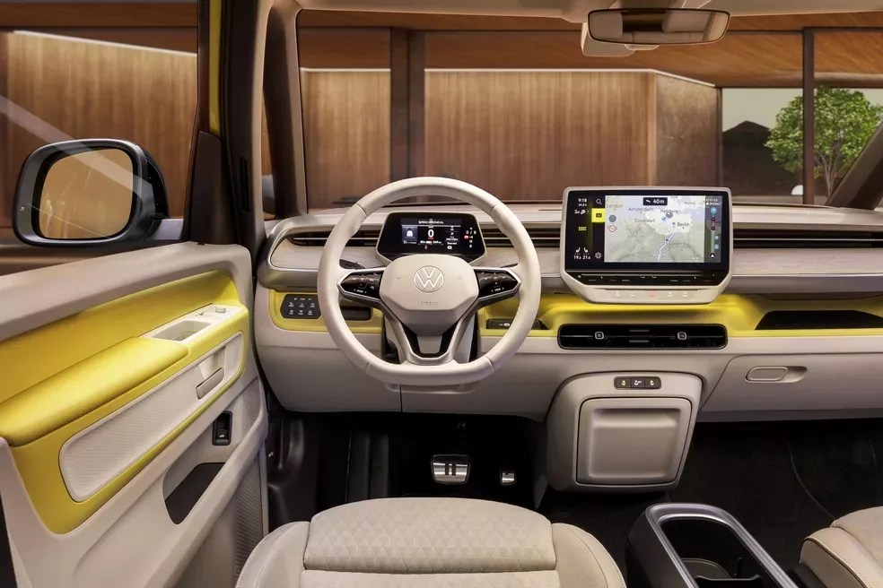 Interior Volkswagen ID. Buzz, com tela de navegação touch e câmbio no volante / Volkswagen/Divulgação