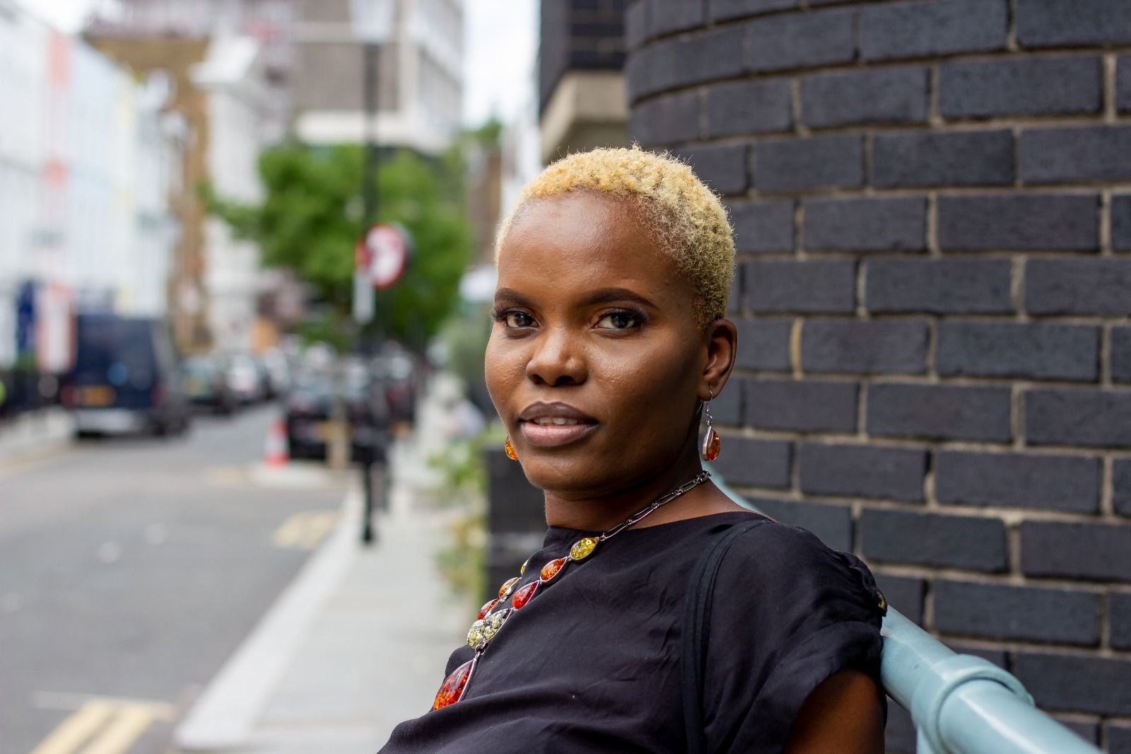 Tokunbo Koiki, assistente social britânica-nigeriana e cofundadora do Black Women for Black Lives / Reprodução CNN/Alexander Pemberton