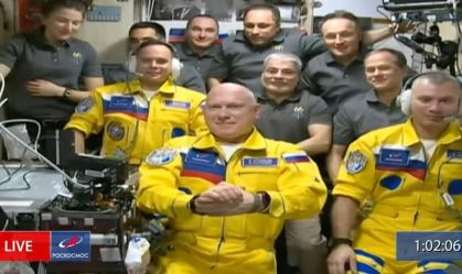 Cosmonautas russos chegam à Estação Espacial Internacional vestindo cores da Ucrânia