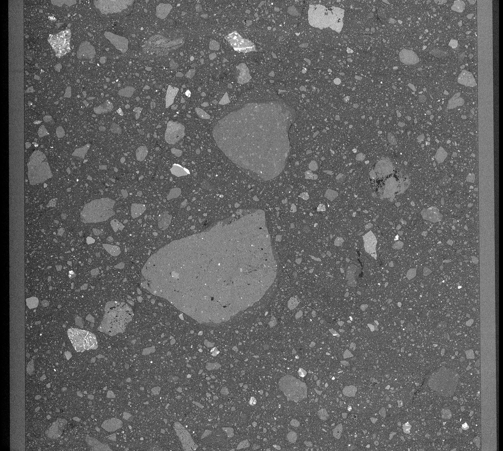 Uma imagem de tomografia computadorizada de raios-X mostra o que está dentro da amostra principal da Apollo 17. / The University of Texas at Austi