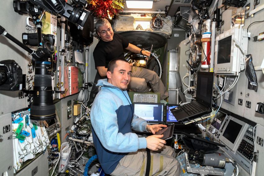 O astronauta da Nasa Mark Vande Hei (ao fundo) e o cosmonauta da Roscosmos Pyotr Dubrov foram lançados para a estação espacial em abril de 2021. / DUBROV/Nasa