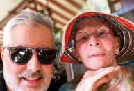 Em tratamento contra o câncer, Rita Lee publica foto ao lado do marido