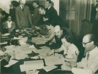Apuração de votos realizada por uma junta apuradora do TRE/RJ, na eleição de 1945