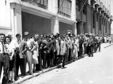 Eleitores aguardando o momento de adentrar a seção eleitoral, em São Paulo, na eleição de 1945