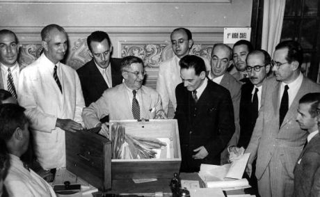 Abertura de urna de madeira, em uma junta apuradora do TRE/SP, na eleição de 1945