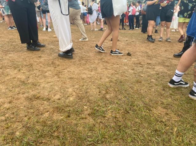 Chão com lama do palco Adidas durante show de Pabllo Vittar no Lollapalooza Brasil, em 2022 / Léo Lopes/CNN