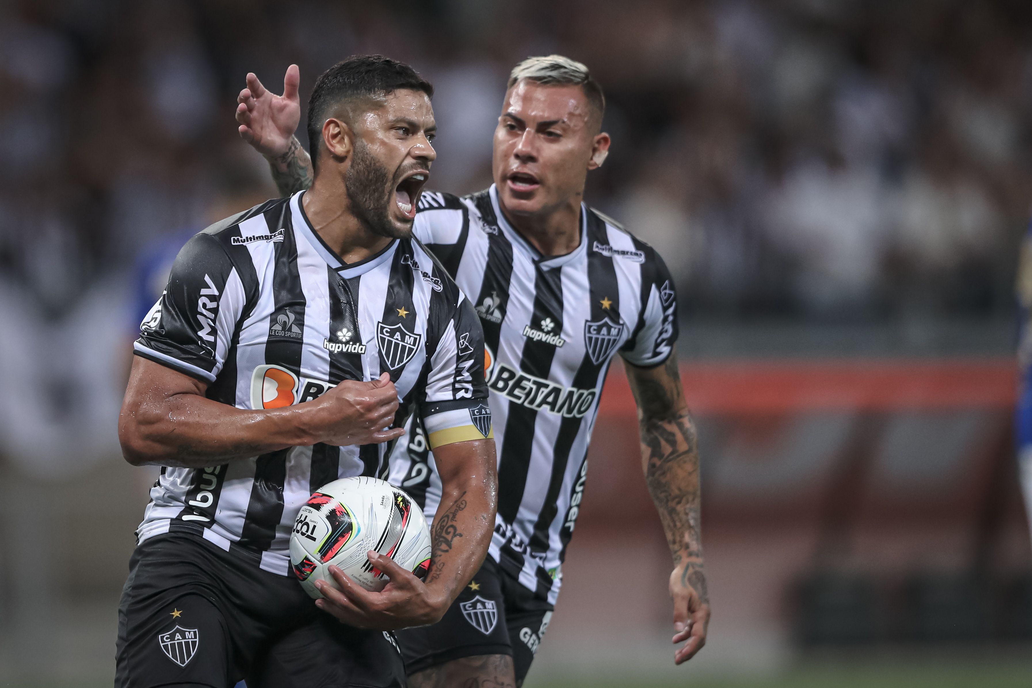 De pênalti, Hulk marcou o gol de empate para o Atlético-MG