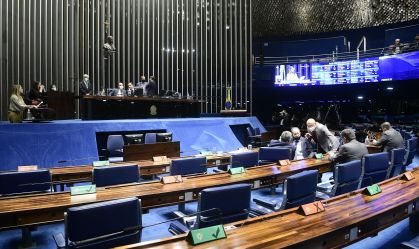 Entre auxílios e benefícios, parlamentares do Brasil estão entre os mais bem pagos