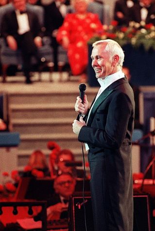 Johnny Carson, apresentador do Oscar de 1981, abordou a tentativa de assassinato do então presidente Reagan durante a abertura da transmissão. / Reprodução / Wikimedia Commons