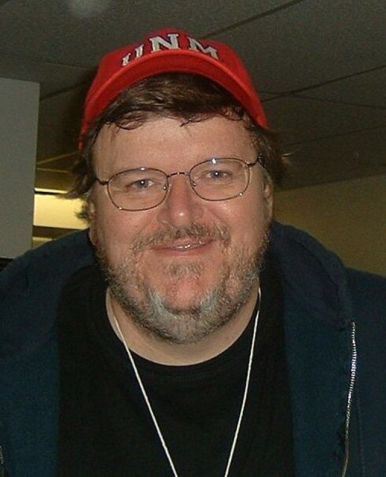 Michael Moore denunciou a invasão do Iraque pelos EUA ao receber o Oscar de melhor documentário no Oscar de 2003. / Reprodução / Wikimedia Commons