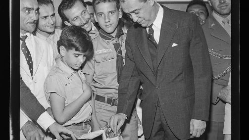 Presidente Juscelino Kubitschek vota nas eleições de 1958