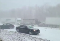 Tempestade de neve provoca acidente em estrada nos EUA e mata três pessoas