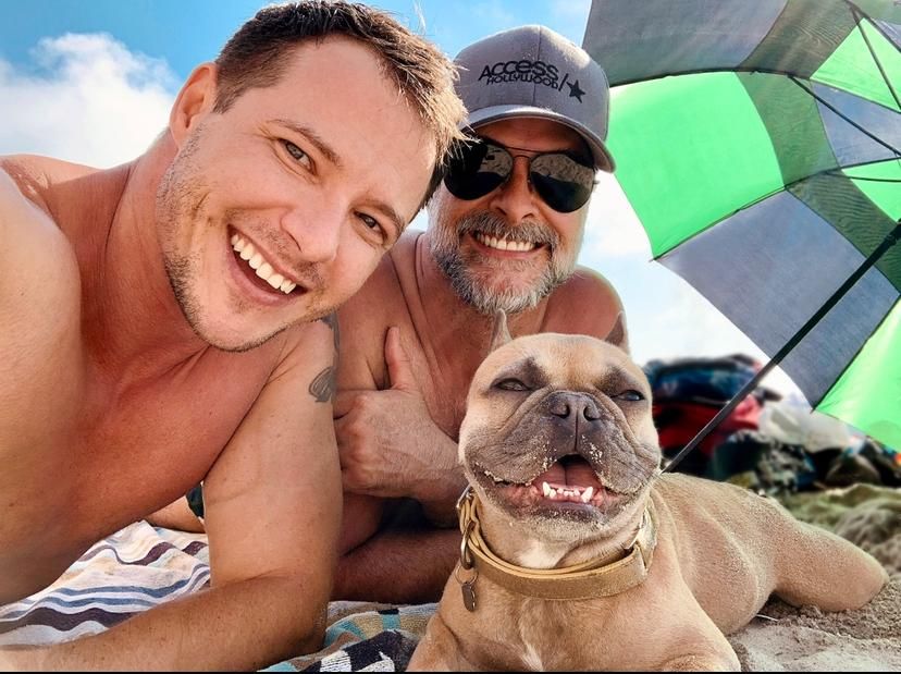 Alex e o marido em Los Angeles com a cachorrinha Vivienne / Arquivo pessoal