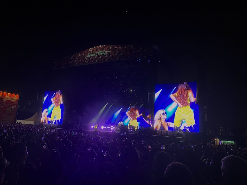 Anitta dançando durante show de Miley Cyrus no Lollapalooza Brasil, neste sábado (26). / Léo Lopes / Reprodução