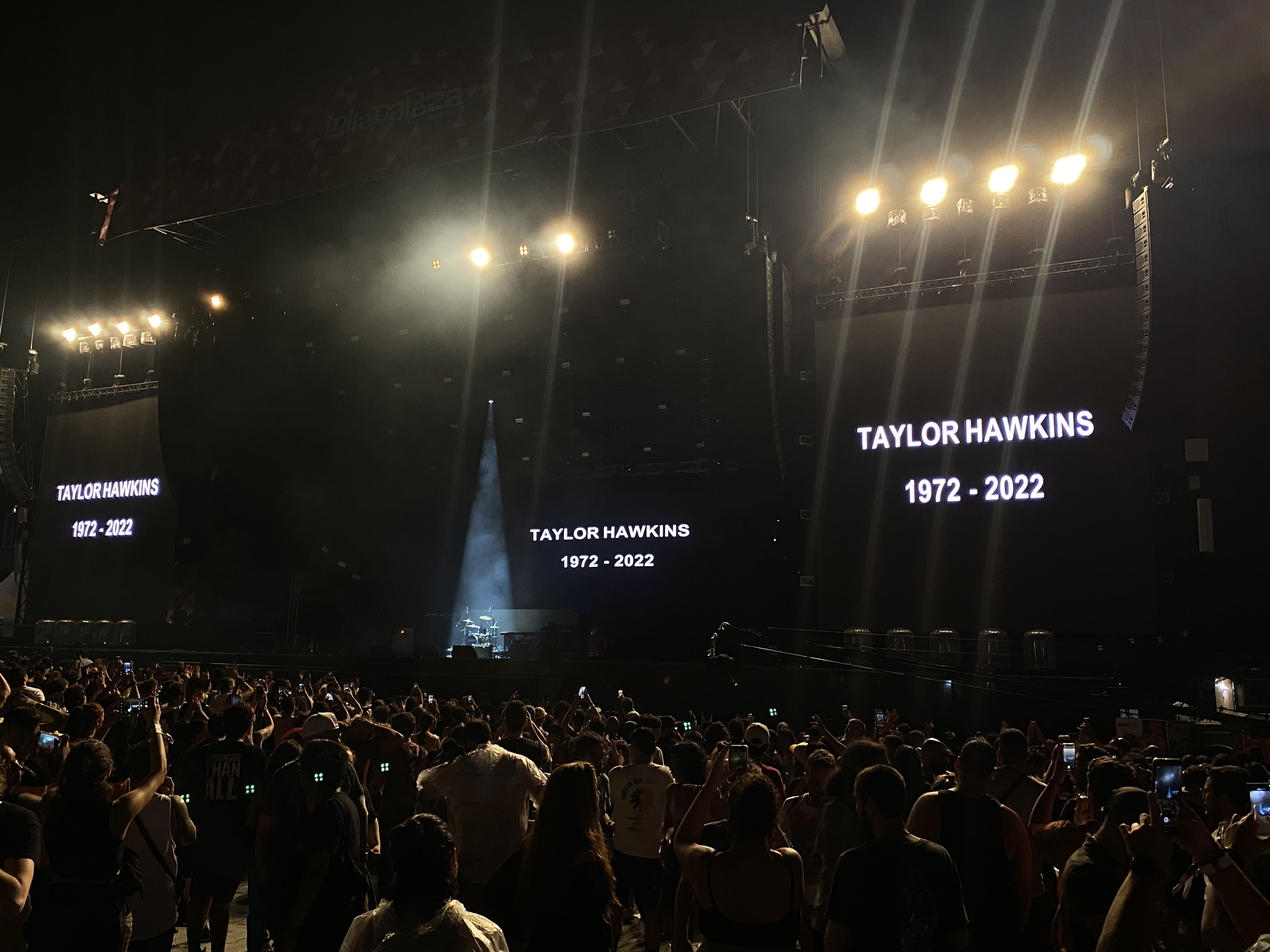 Bateria é iluminada no centro do palco principal do Lollapalooza em homenagem a Taylor Hawkins. / Léo Lopes / CNN
