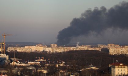 Equipe da CNN ouve explosões e sirenes de ataque aéreo; há fogo em Lviv