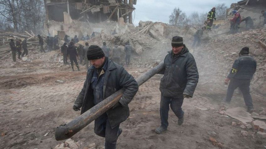 Ucranianos removem escombros de local destruído por ataque aéreo russo na região de Sumy / Foto: Reuters