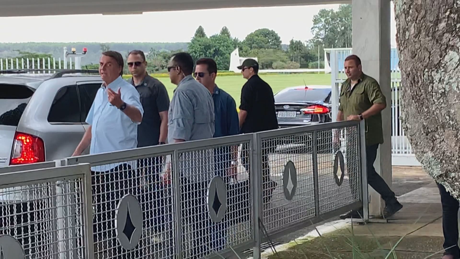 Na chegada ao Palácio da Alvorada, o presidente Jair Bolsonaro (PL) se manifestou brevemente sobre as falas do deputado Arthur do Val (Podemos-SP) sobre mulheres ucranianas: “É tão asquerosa que nem merece comentário”