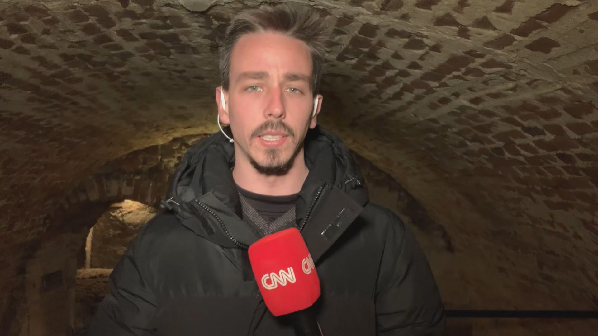 Mathias Brotero, enviado especial da CNN ao Leste Europeu, relata a situação dos ucranianos que tentam deixar a cidade de Lviv, na fronteira com a Polônia