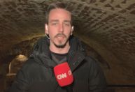 Repórter da CNN na Ucrânia mostra catacumba de igreja que serve de abrigo antibomba