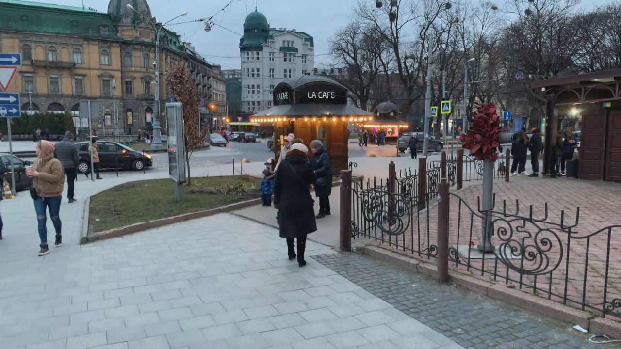 Cidade ucraniana de Lviv, na fronteira com a Polônia, ainda não foi diretamente afetada pela invasão da Rússia
