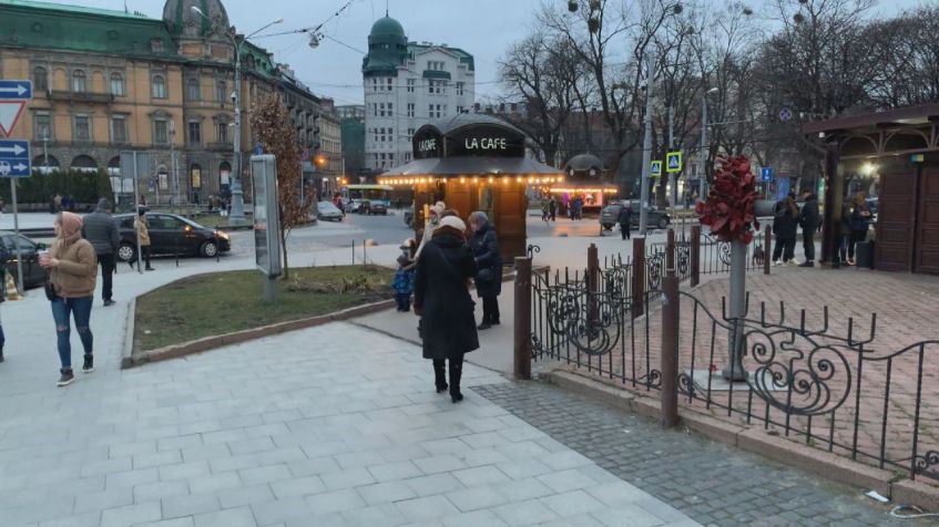 Rua em frente à igreja que fica sobre a catacumba. Cidade ucraniana de Lviv, na fronteira com a Polônia, ainda não foi diretamente afetada pela invasão da Rússia / Reprodução/CNN Brasil (6.mar.2022)