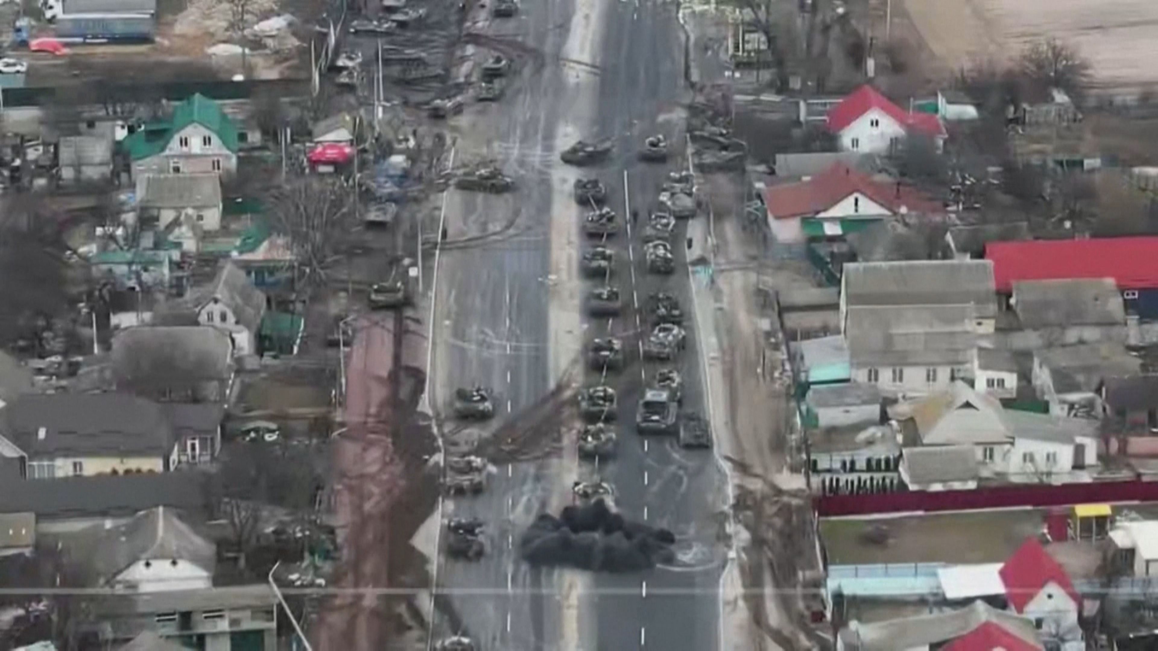 Tanques russos ocupam a cidade de Brovary, a 25 quilômetros de Kiev
