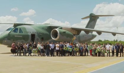 Brasileiros resgatados na Polônia desembarcam em Brasília nesta quinta-feira (10)