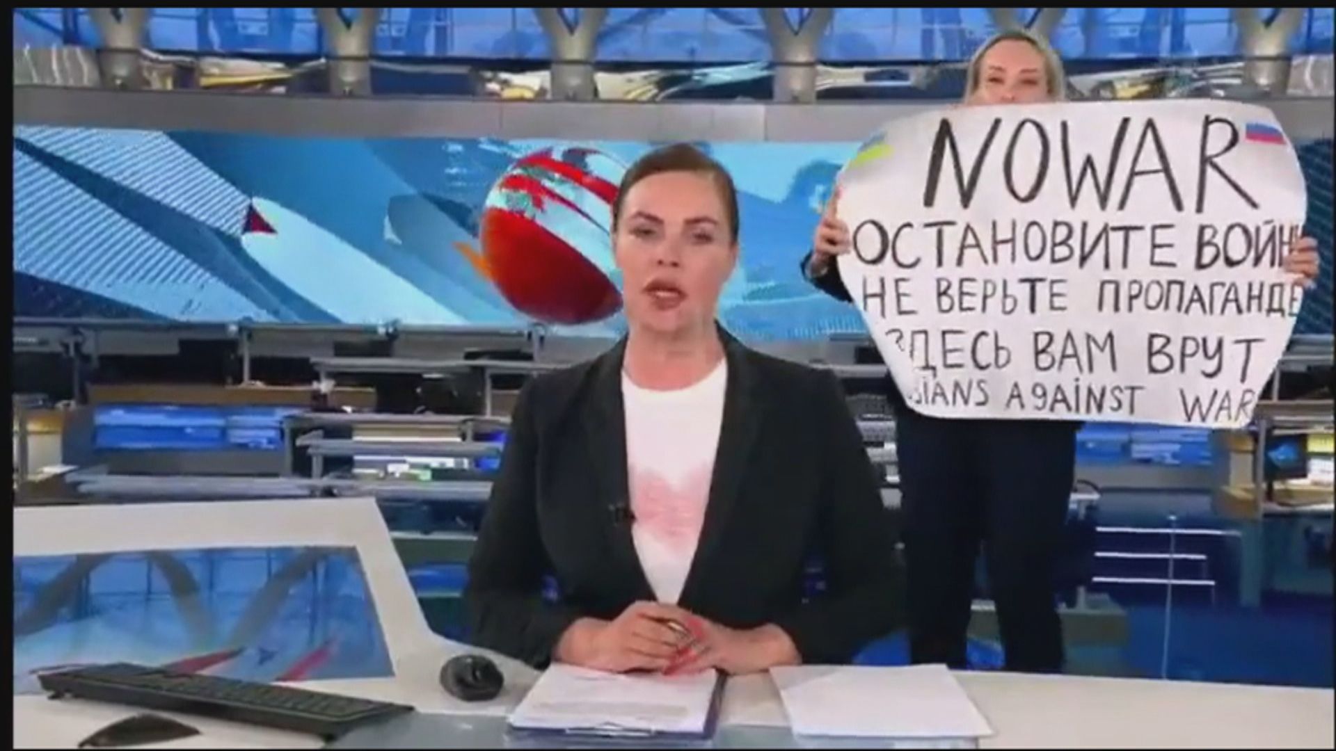 Manifestante anti-guerra interrompe transmissão de notícias da TV estatal russa