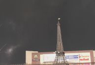 Coluna de fumaça é vista após ataque em mercado de cidade ucraniana