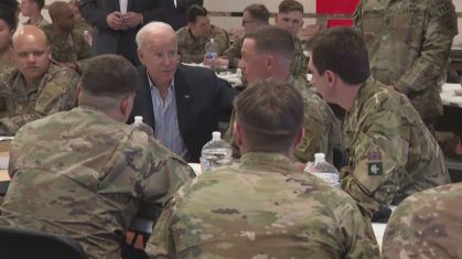 O presidente Joe Biden visitou nesta sexta-feira (25) soldados norte-americanos na que estão na Polônia
