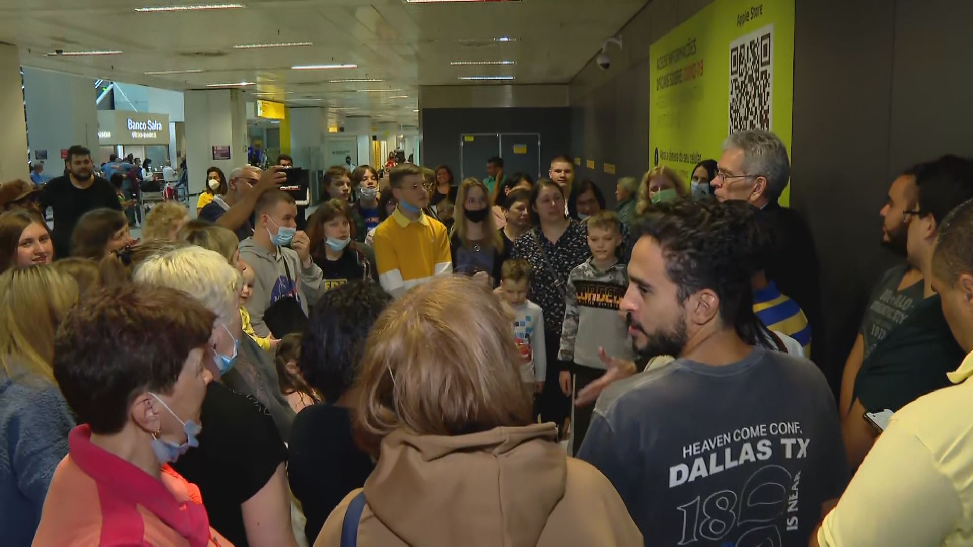 Grupo de refugiados da guerra na Ucrânia chega ao Aeroporto de Guarulhos, em São Paulo