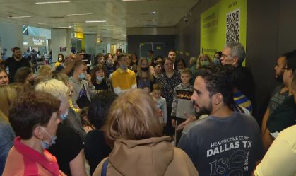 Grupo de refugiados da guerra na Ucrânia chega ao Aeroporto de Guarulhos, em São Paulo