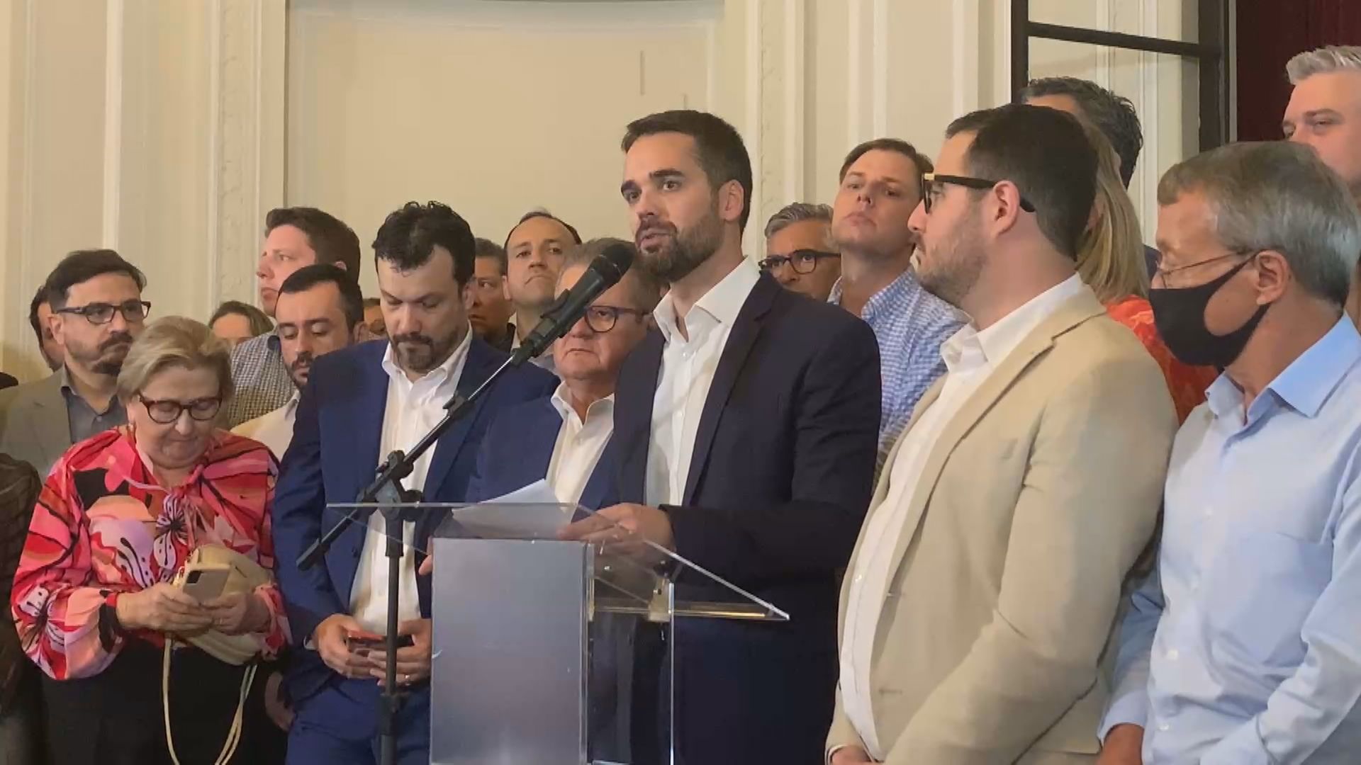 Eduardo Leite durante coletiva de imprensa