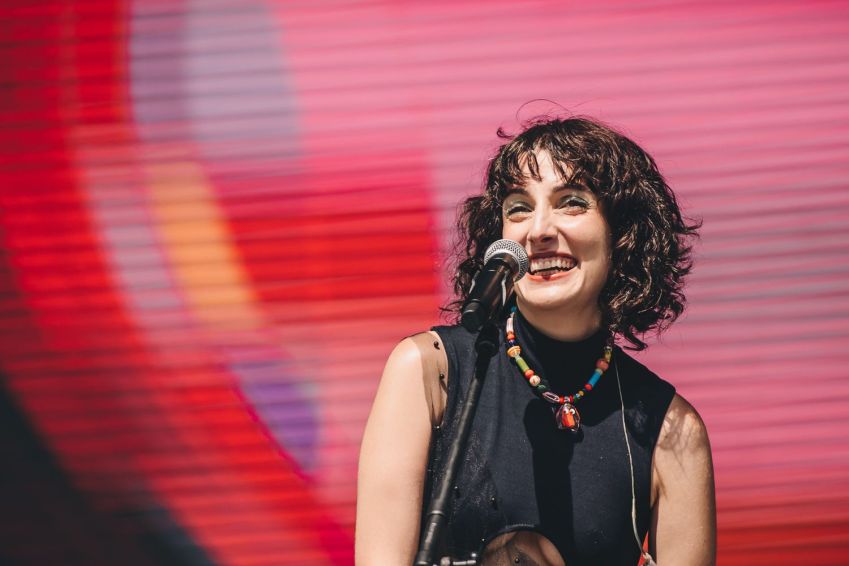 Clarice Falcão durante apresentação no Lollapalooza Brasil, neste sábado (26). / Camila Cara / Reprodução