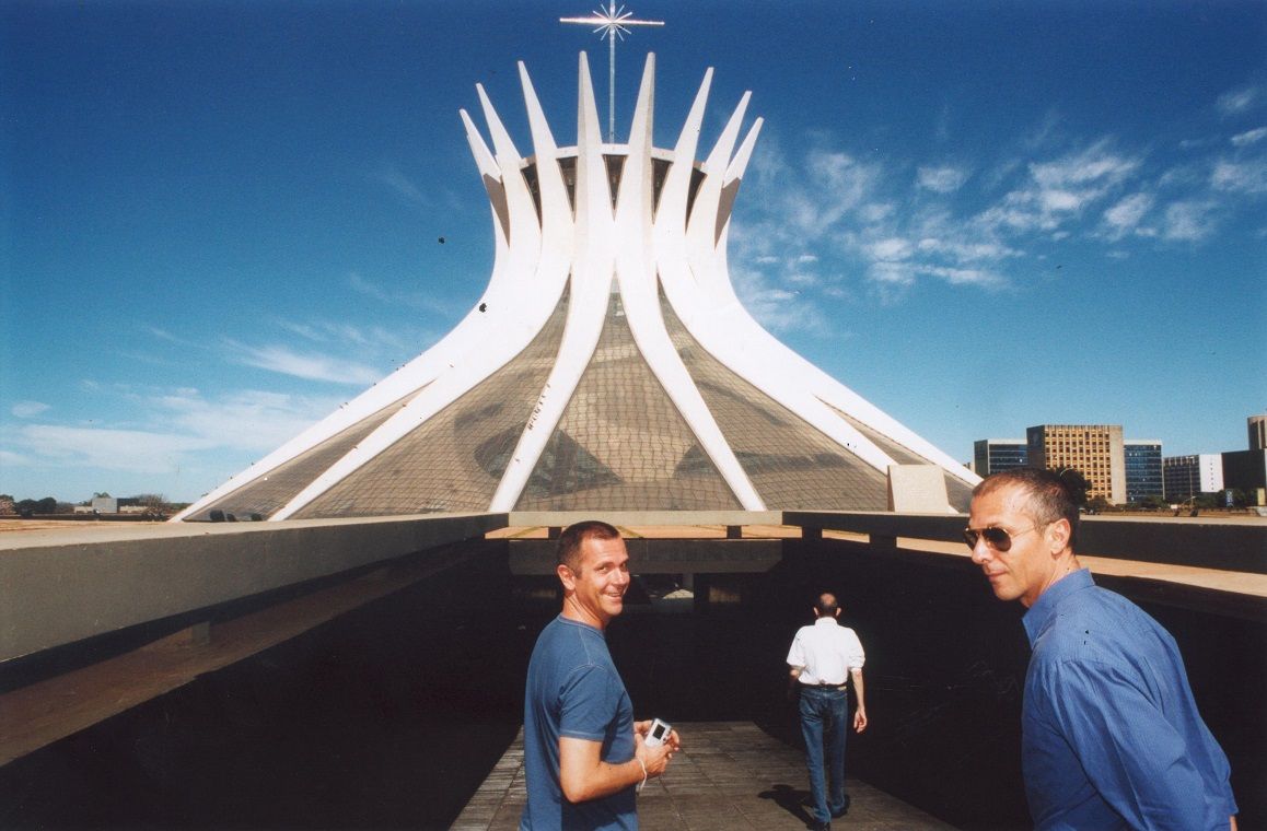 Fernando e Humberto Campana (de óculos) em visita a Brasília / Divulgação