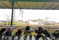 Poloneses deixam carrinhos, casacos e brinquedos na fronteira para refugiados ucranianos