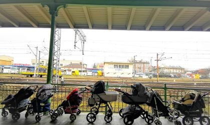 Poloneses deixam carrinhos, casacos e brinquedos na fronteira para refugiados ucranianos