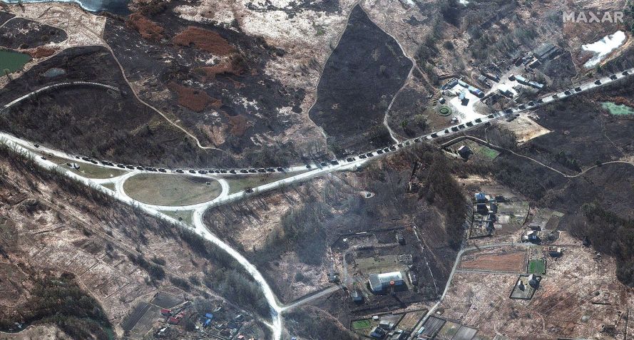 Imagens de satélite mostram o comboio em 28 de fevereiro / Maxar Technologies