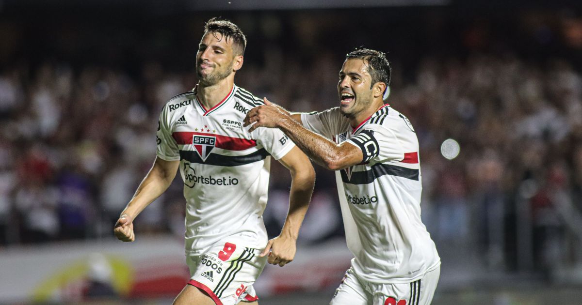 São Paulo vence Palmeiras em casa e sai com vantagem na primeira final ...
