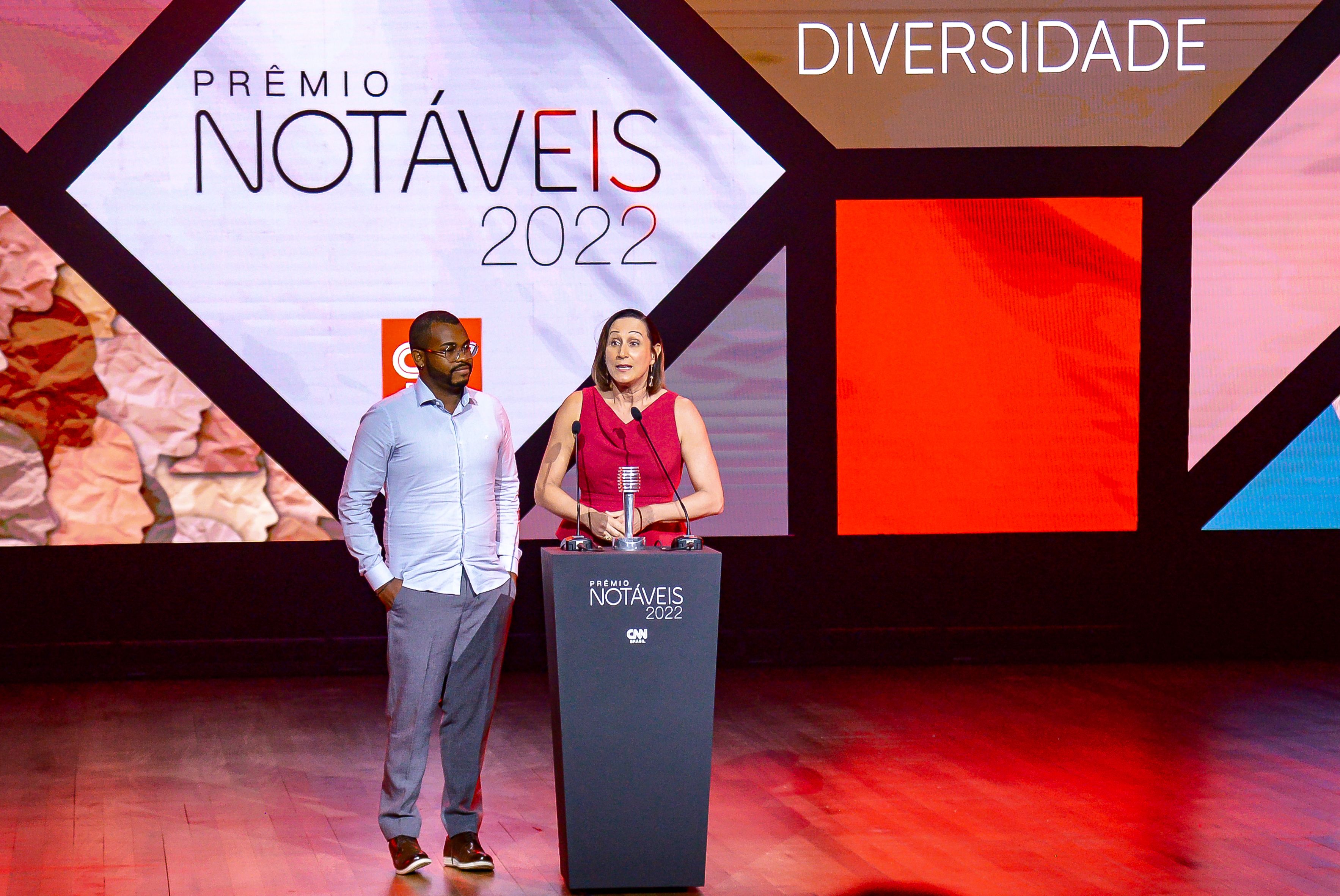 Patricia Pugas, diretora-executiva de gestão de pessoas no Magazine Luiza, discursa ao lado de Jonatas Fagundes; empresa venceu na categoria Diversidade / CNN Brasil