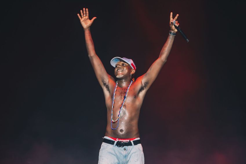 Djonga em apresentação no Lollapalooza, neste domingo (28), / Mila Maluhy